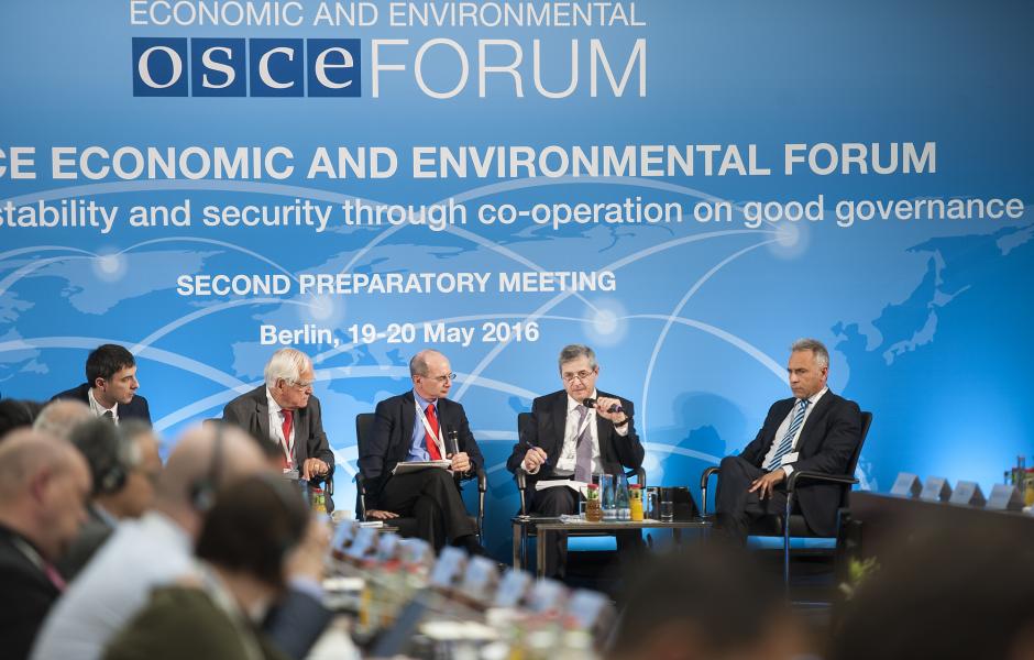 Ponentes durante una reunión preparatoria del Foro Económico y Medioambiental de la OSCE, Berlín, 19 de mayo de 2016.