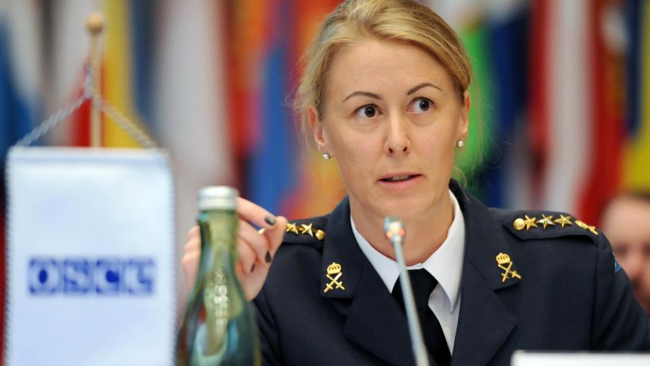 La capitaine Anna Björsson, conseillère pour les questions d’égalité entre les sexes auprès du quartier général des Forces armées suédoises, prononçant un discours à une séance commune du Forum pour la coopération en matière de sécurité et du Conseil permanent, le 7 octobre 2015.
